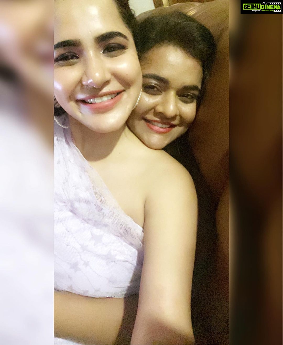 Ashu Reddy Instagram - Thanks to my skin, it shines whenever it's surrounded by stars 🌟 ❤️ @actressrohini #creambiscuit #friendstime