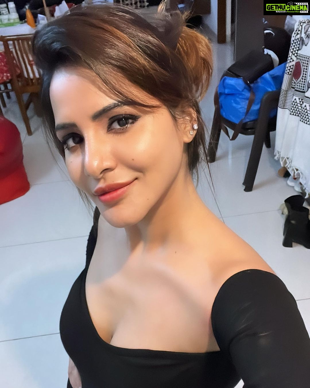 Ashu Reddy Instagram - Can anyone count how many moles are there in this picture 🤫😎🧿 #ashureddy #clearskin #molesarebeautiful 🫠
