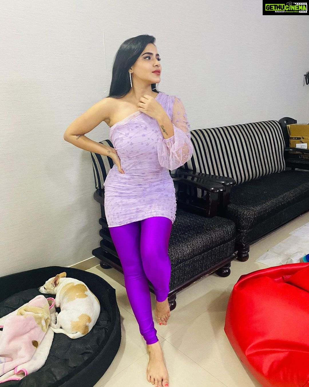 Ashu Reddy Instagram - Just me, being me, okay bye me 😛🔥 #beyourownboss