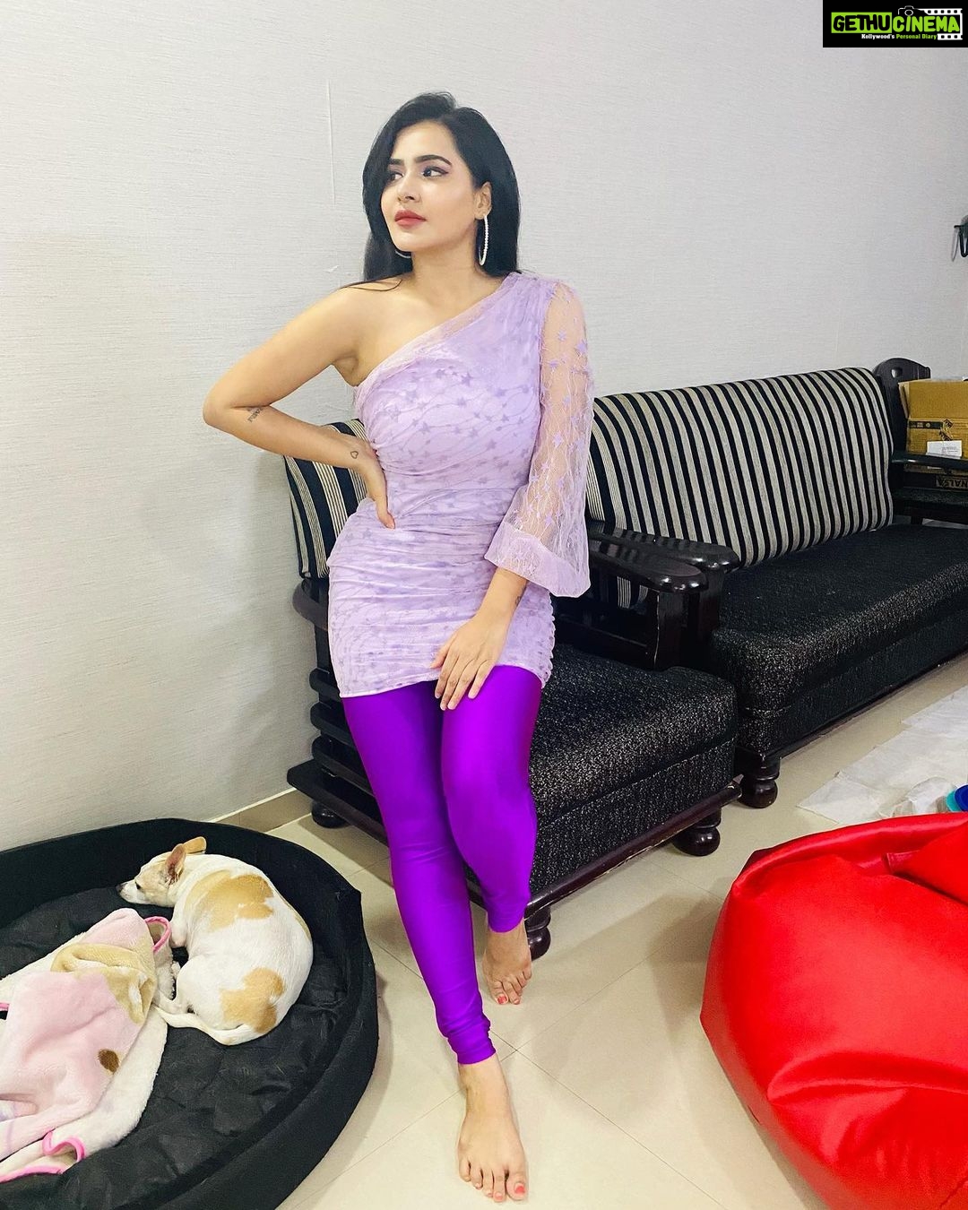 Ashu Reddy Instagram - Just me, being me, okay bye me 😛🔥 #beyourownboss