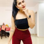 Ashu Reddy Instagram - Hey wait••• Is it too late to say I'm bored 😐🙆🏻‍♀️ #quarantineandchill #stayhomeclub