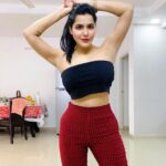 Ashu Reddy Instagram - Hey wait••• Is it too late to say I'm bored 😐🙆🏻‍♀️ #quarantineandchill #stayhomeclub