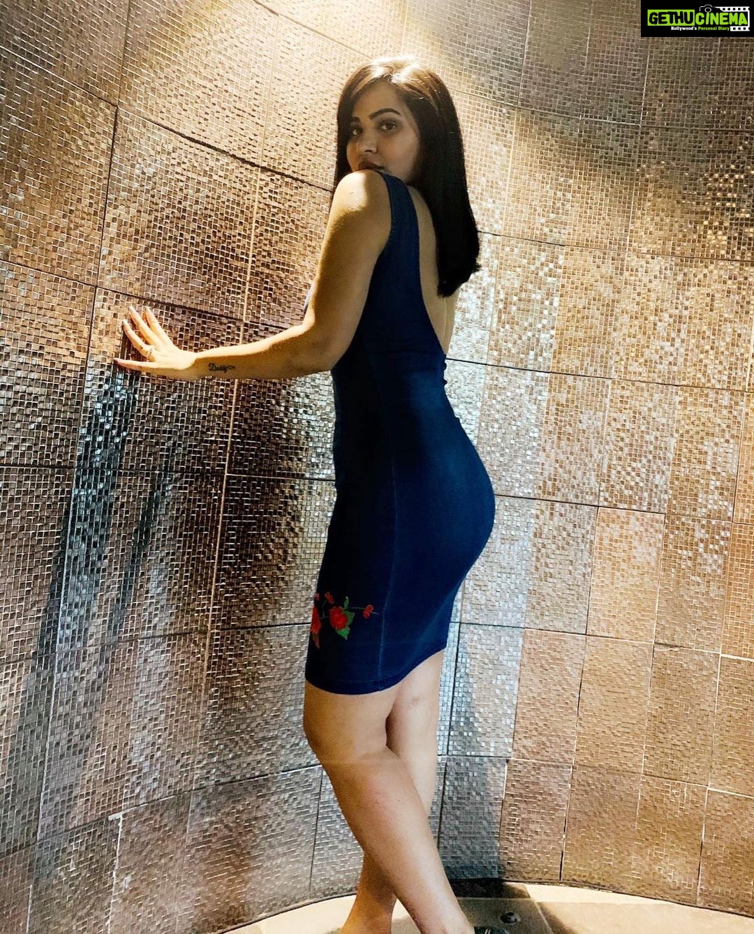 Ashu Reddy Instagram - Hi, is it summer yet? 👻💙 Thank you my little photographer @iam.savithri 🌹🎊
