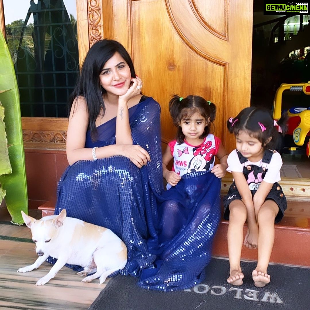 Ashu Reddy Instagram - My happiness 💙 #cousins #family #Rajugadu😘 P.S : not my kids 😐