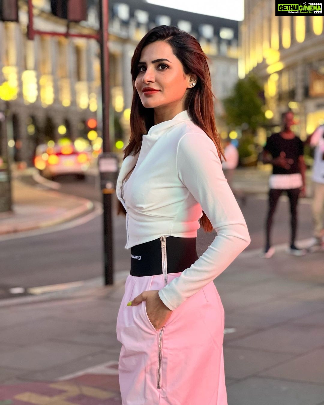 Ashu Reddy Instagram - Central London ♥️ #ashureddy #traveladdict #london🇬🇧 #england #unitedkingdom 🍀 Piccadilly Circus