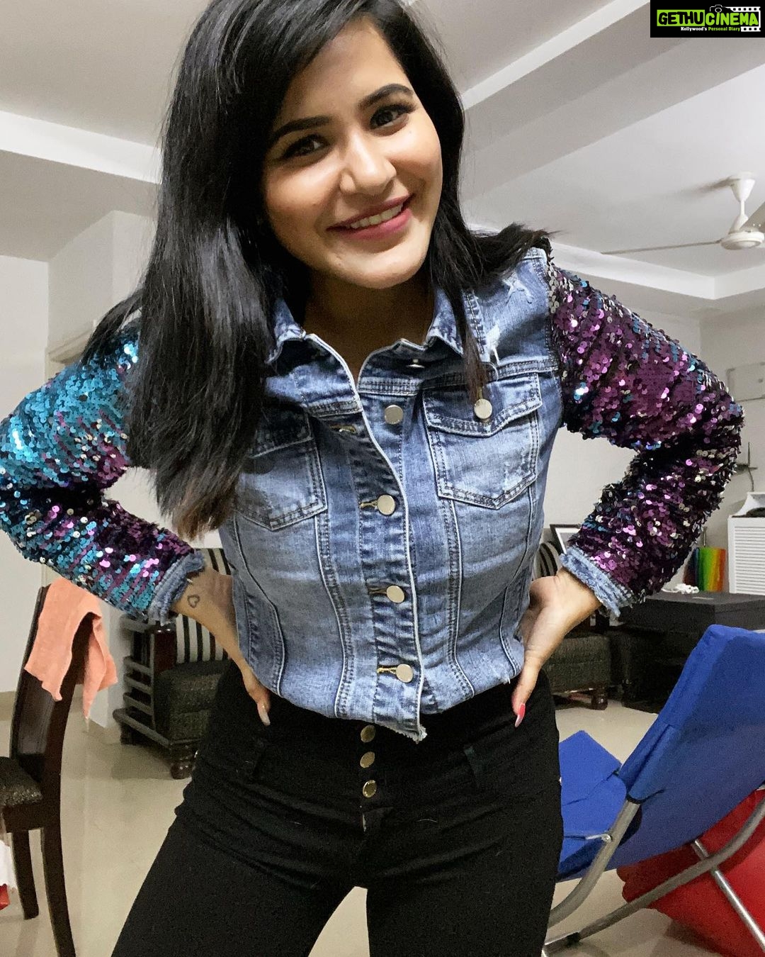 Ashu Reddy Instagram - Loving my new self 💜💃🏻