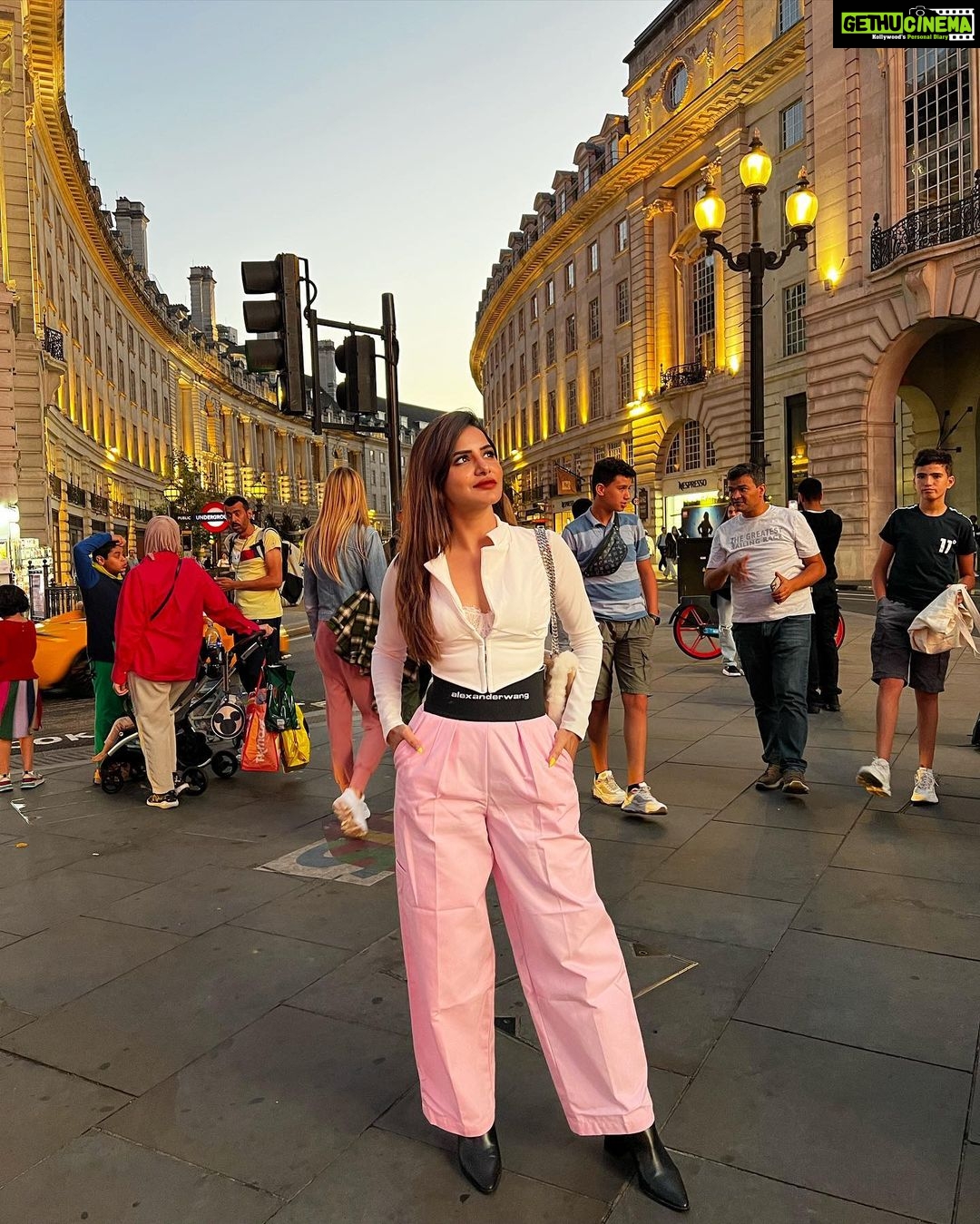 Ashu Reddy Instagram - Central London ♥️ #ashureddy #traveladdict #london🇬🇧 #england #unitedkingdom 🍀 Piccadilly Circus