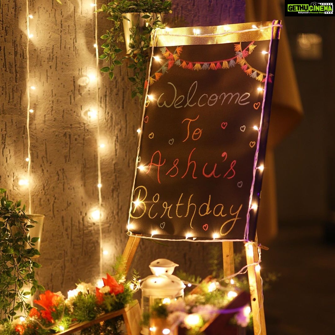 Ashu Reddy Instagram - One of the most memorable day in my life so far. ❤️ #mybirthday 🎂👑🍾 #thankful🙏