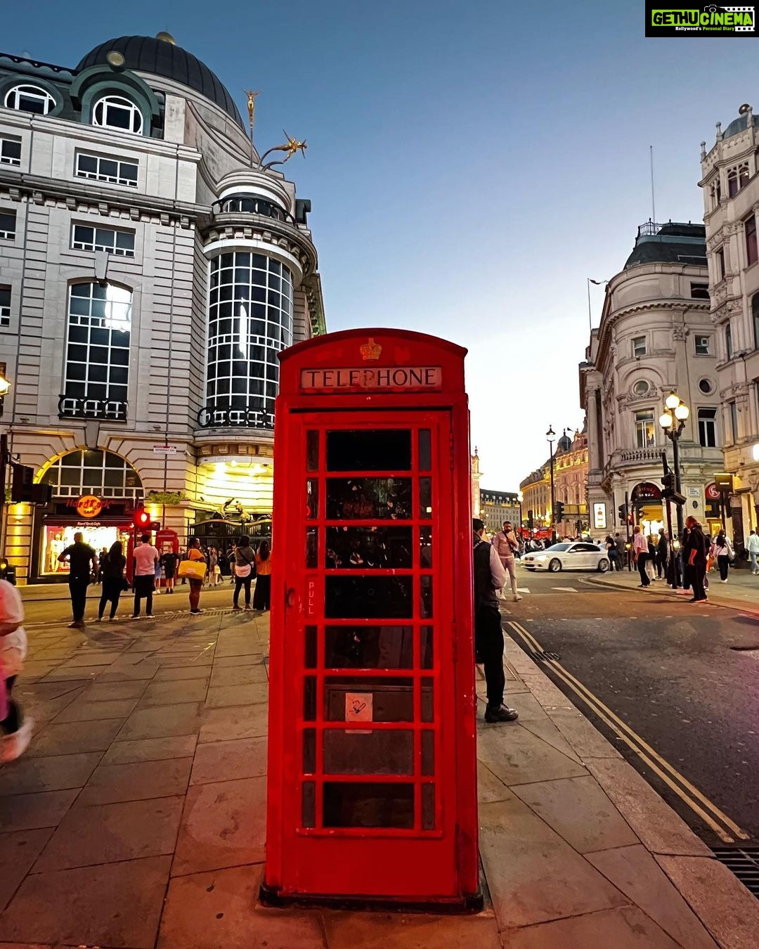Ashu Reddy Instagram - Central London ♥️ #ashureddy #traveladdict #london🇬🇧 #england #unitedkingdom 🍀 Piccadilly Circus