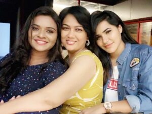 Ashu Reddy Instagram - Homies in the house ! ❤️ #elagichanu batch😂