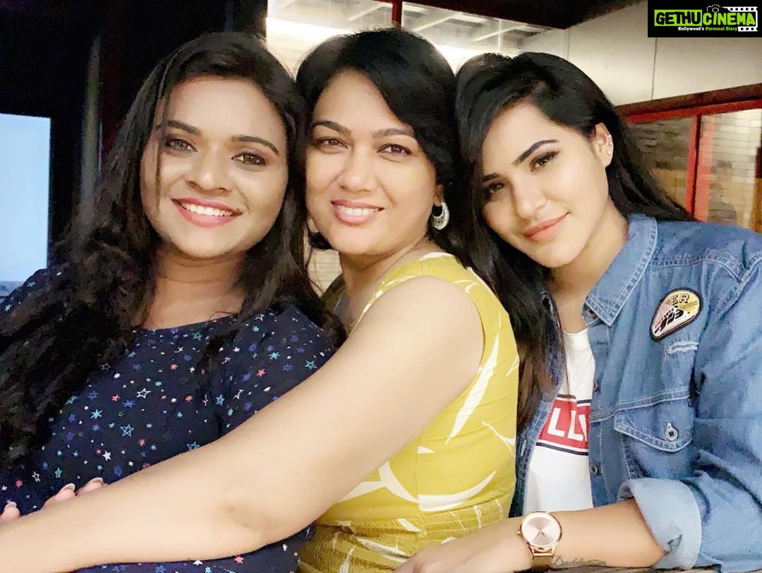 Ashu Reddy Instagram - Homies in the house ! ❤️ #elagichanu batch😂