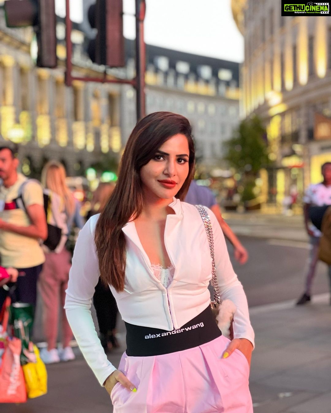 Ashu Reddy Instagram - Central London ♥️ #ashureddy #traveladdict #london🇬🇧 #england #unitedkingdom 🍀 Piccadilly Circus
