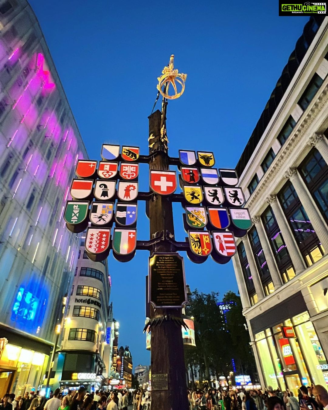 Ashu Reddy Instagram - Central London ♥️ #ashureddy #traveladdict #london🇬🇧 #england #unitedkingdom 🍀 Piccadilly Circus