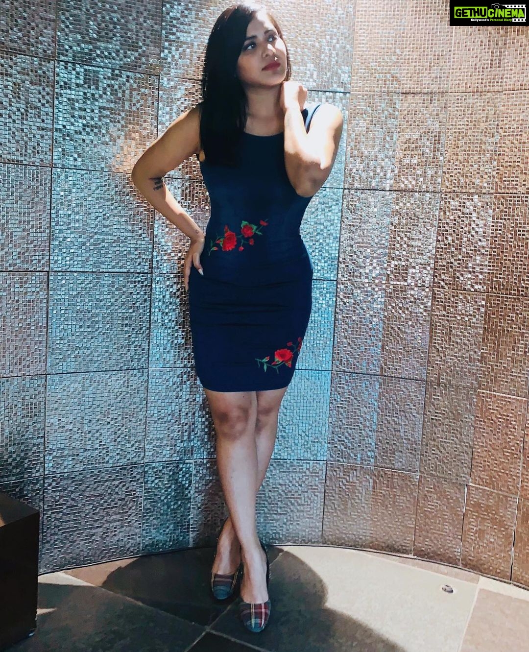 Ashu Reddy Instagram - Hi, is it summer yet? 👻💙 Thank you my little photographer @iam.savithri 🌹🎊