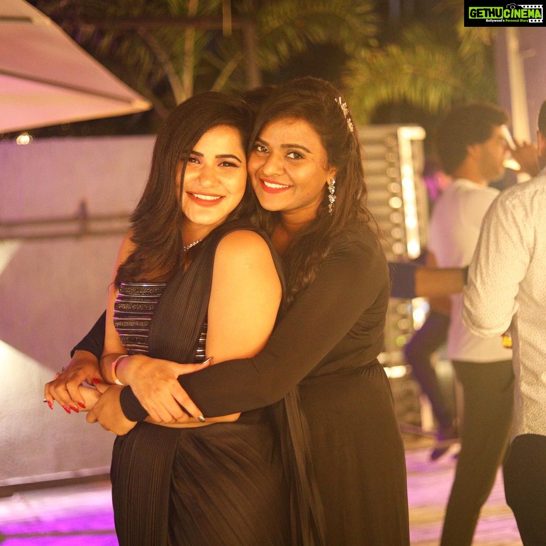 Ashu Reddy Instagram - One of the most memorable day in my life so far. ❤️ #mybirthday 🎂👑🍾 #thankful🙏