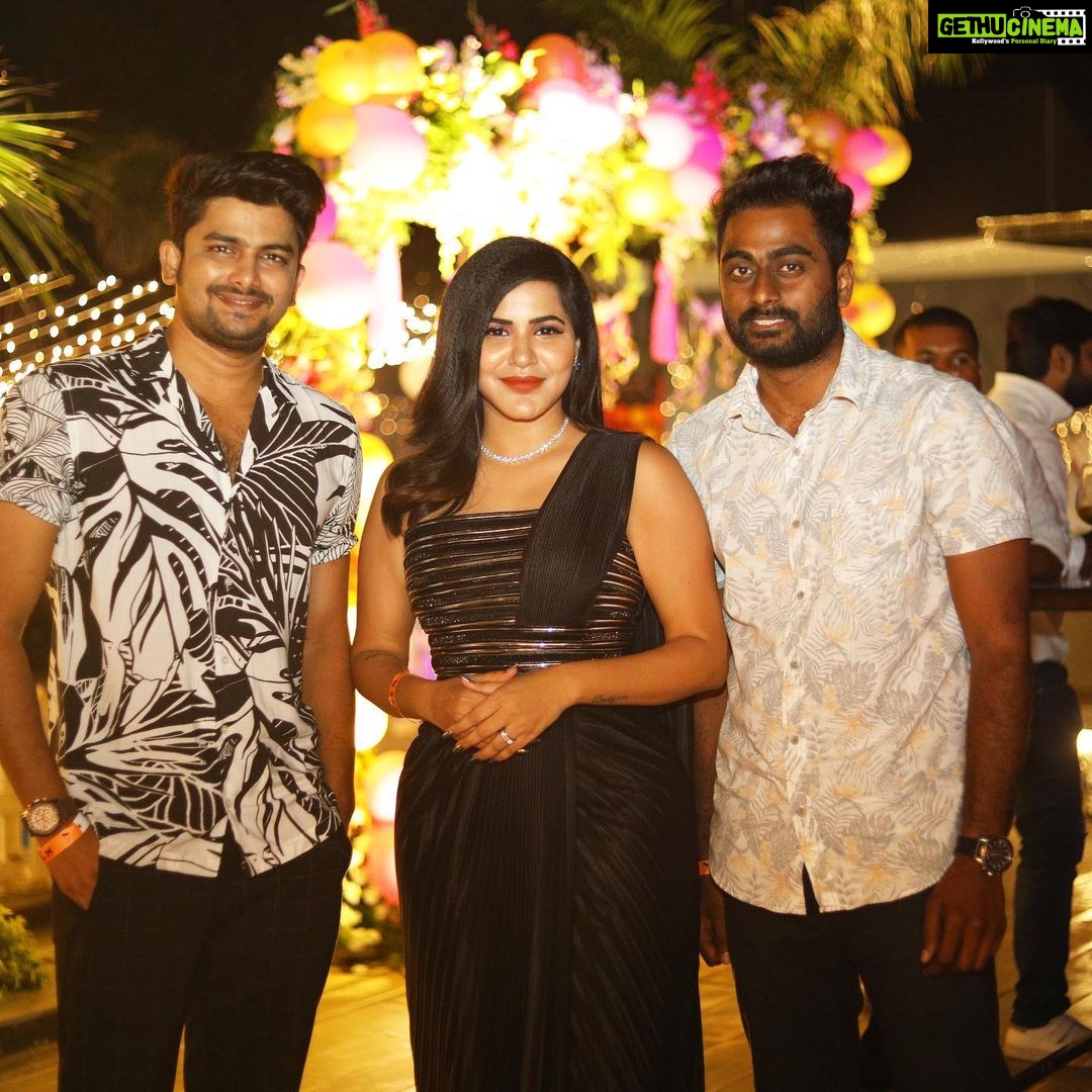 Ashu Reddy Instagram - One of the most memorable day in my life so far. ❤️ #mybirthday 🎂👑🍾 #thankful🙏