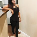 Ashu Reddy Instagram - Her heart is so dark, she couldn't see love 🤷🏻‍♀️🖤 #whocares