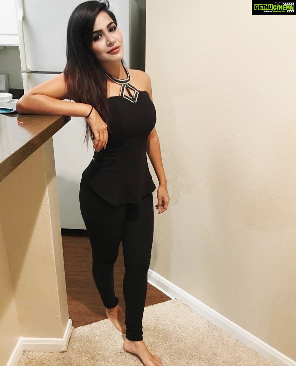 Ashu Reddy Instagram - Her heart is so dark, she couldn't see love 🤷🏻♀️🖤 #whocares