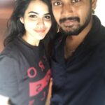 Ashu Reddy Instagram - Our tanned faces yet we don't care 🤷🏻‍♀️ #summer #beattheheat🔥 @bharath_kanth ❤️🤣