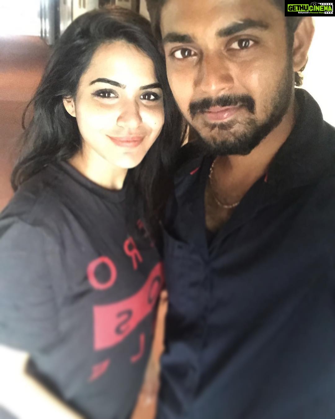 Ashu Reddy Instagram - Our tanned faces yet we don't care 🤷🏻♀️ #summer #beattheheat🔥 @bharath_kanth ❤️🤣