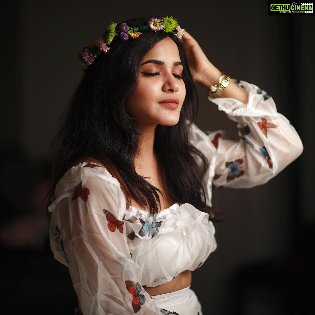 Ashu Reddy Instagram - Being peaceful is her strength ❤️ #lifequotes