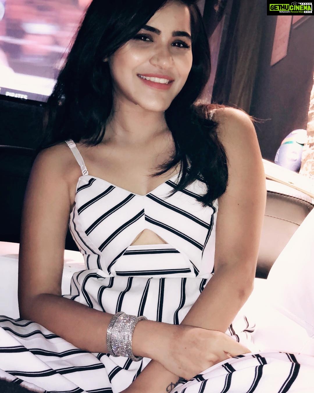 Ashu Reddy Instagram - Smile smile smile 🙈❤️ #weekendvibes