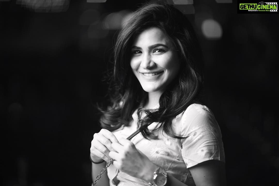 Ashu Reddy Instagram - Smile baby, it'll cost you nothing 🌹 #weekdaystyle @docteja photography