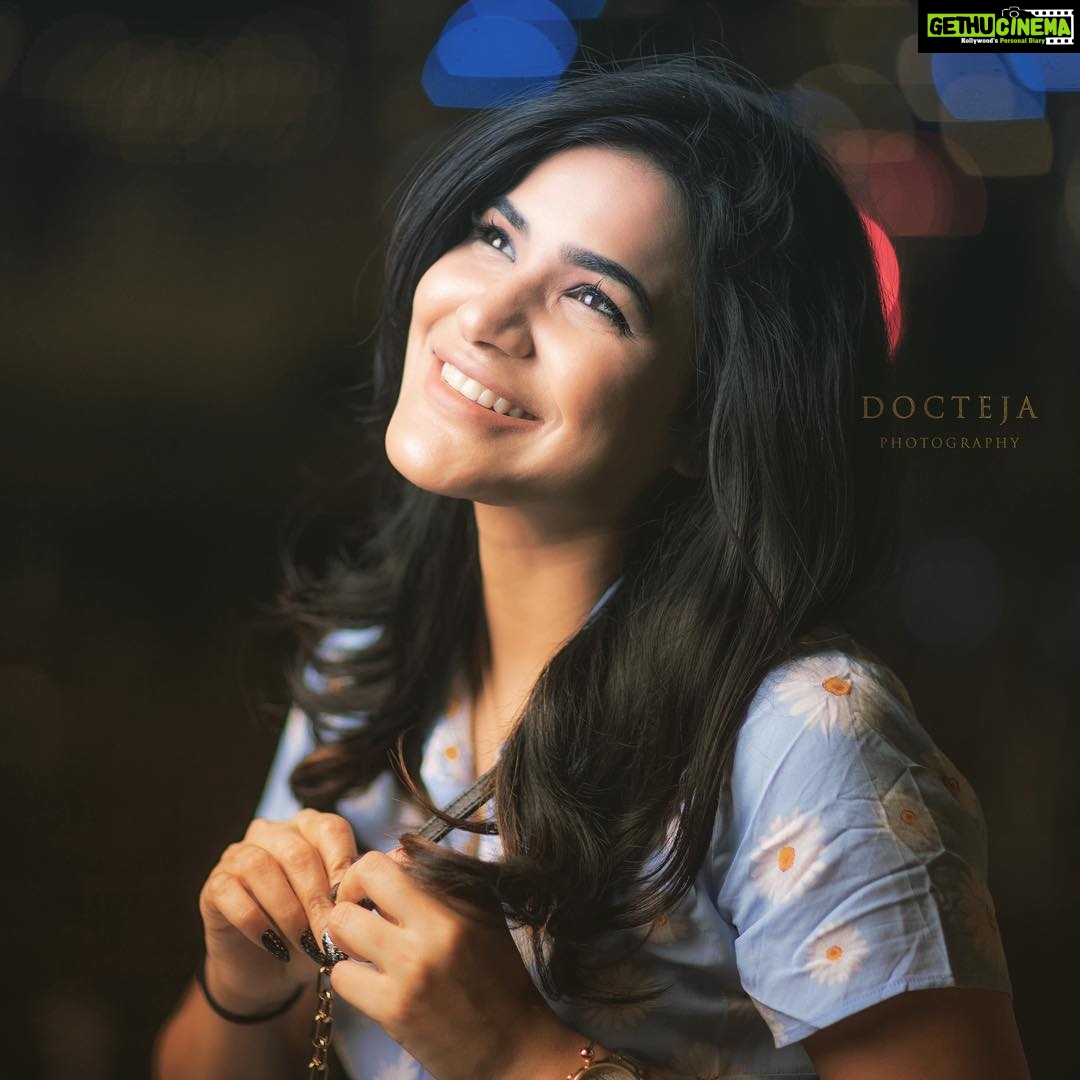 Ashu Reddy Instagram - Look up and smile for no reason 😘😂 @docteja photography 🧟♀️
