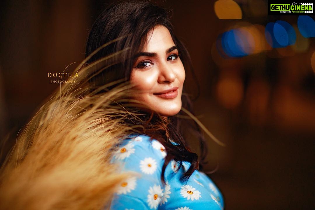 Ashu Reddy Instagram - Dusky nights @docteja photography 🧟♀️🦋
