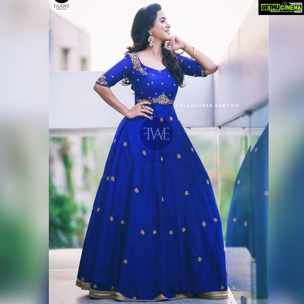 Ashu Reddy Instagram - Chin up queen, else crown might fall 👑❤️ #royalblue @faawe.fashionhouse 💙