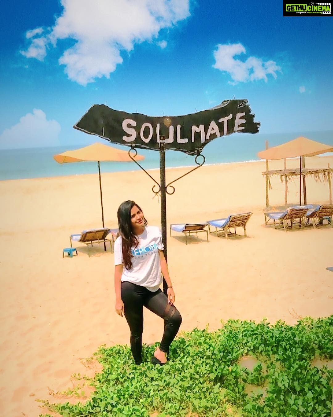 Ashu Reddy Instagram - Still findinggg in Goa😂❤️ #soulmatesearch 🤩