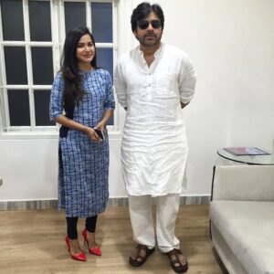 Ashu Reddy Instagram - Both of us have eye infection here, a picture for life❤️ #nocaptionsneeded #powerstar #powertrance ☺️