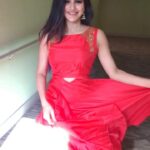 Ashu Reddy Instagram - • When you’re single and you’ve to sing for yourself • 😂❤️ #dresslover 🕊💃🏻
