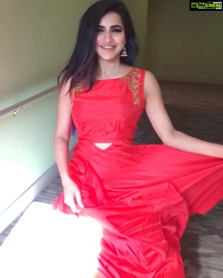 Ashu Reddy Instagram - • When you’re single and you’ve to sing for yourself • 😂❤️ #dresslover 🕊💃🏻
