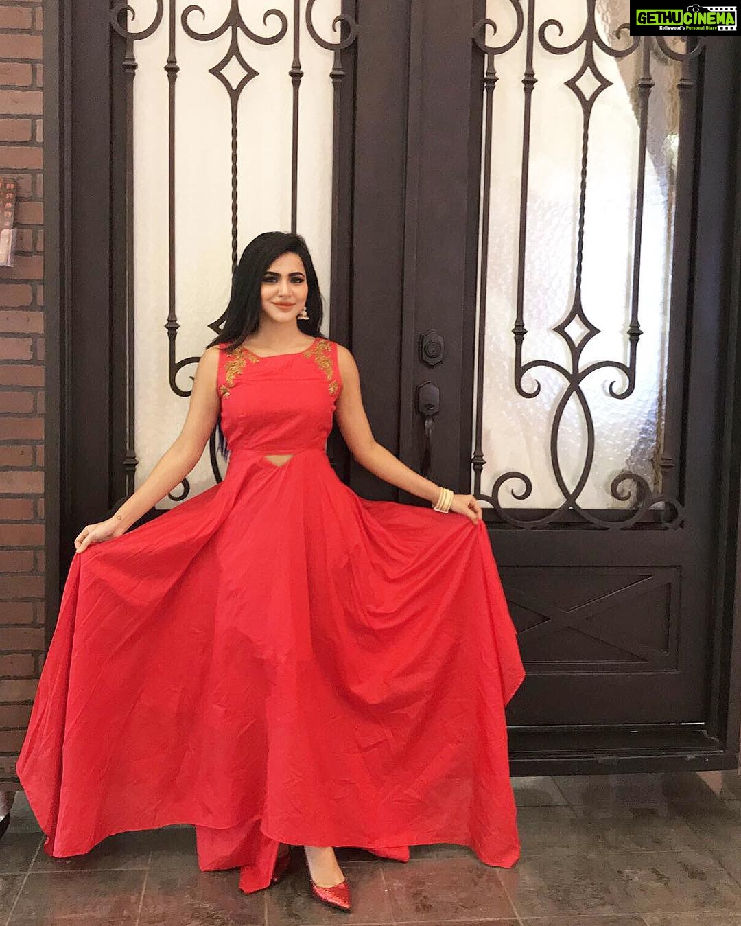 Ashu Reddy Instagram - • Flaunting in my favorite color ❤️🔥 • Dress by @labelbys 😘 #Flirtyred #stillbeingsickthough