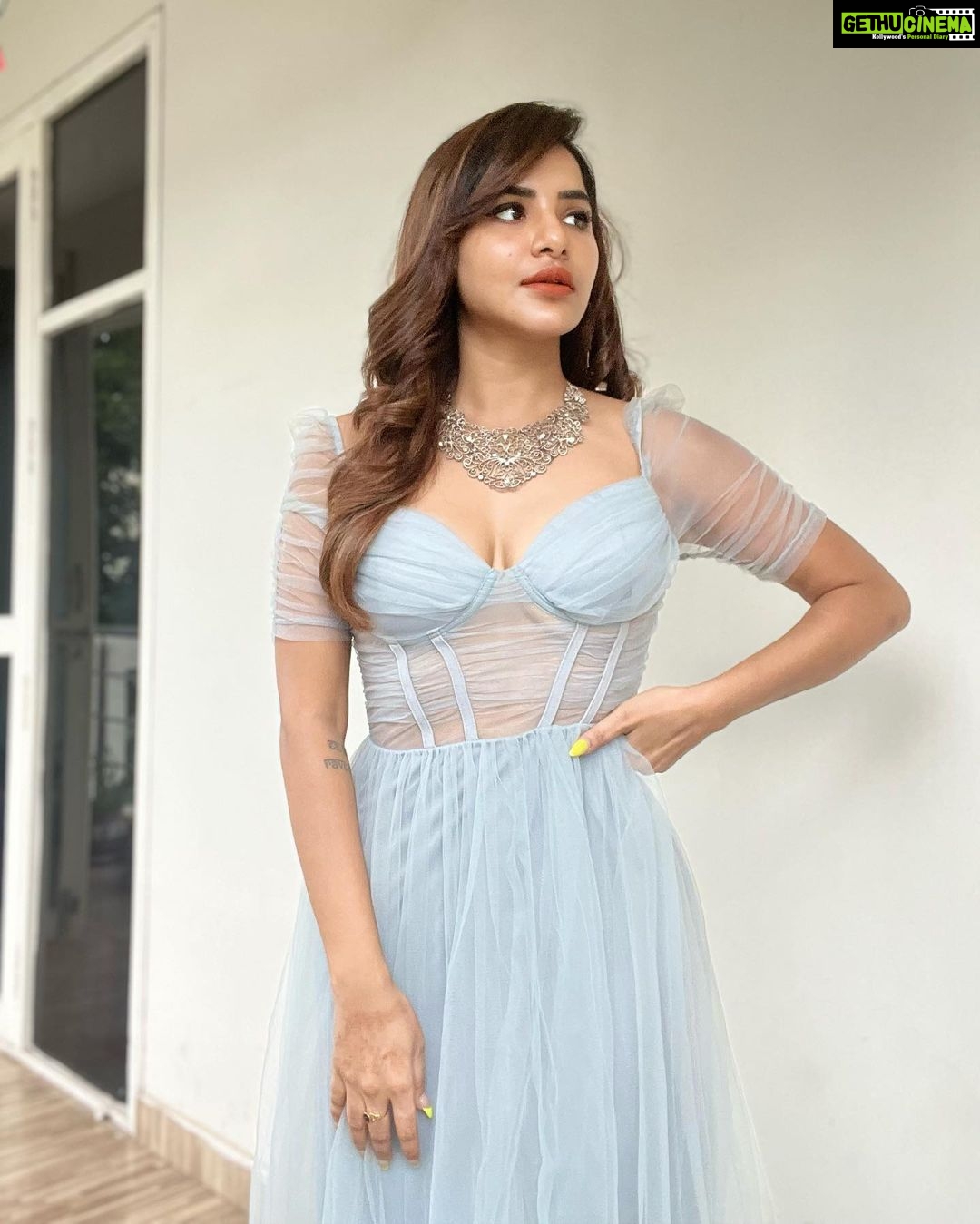 Ashu Reddy Instagram - Feeling like a Little heart 💜🫠 #ashureddy #heartwarrior ♥️