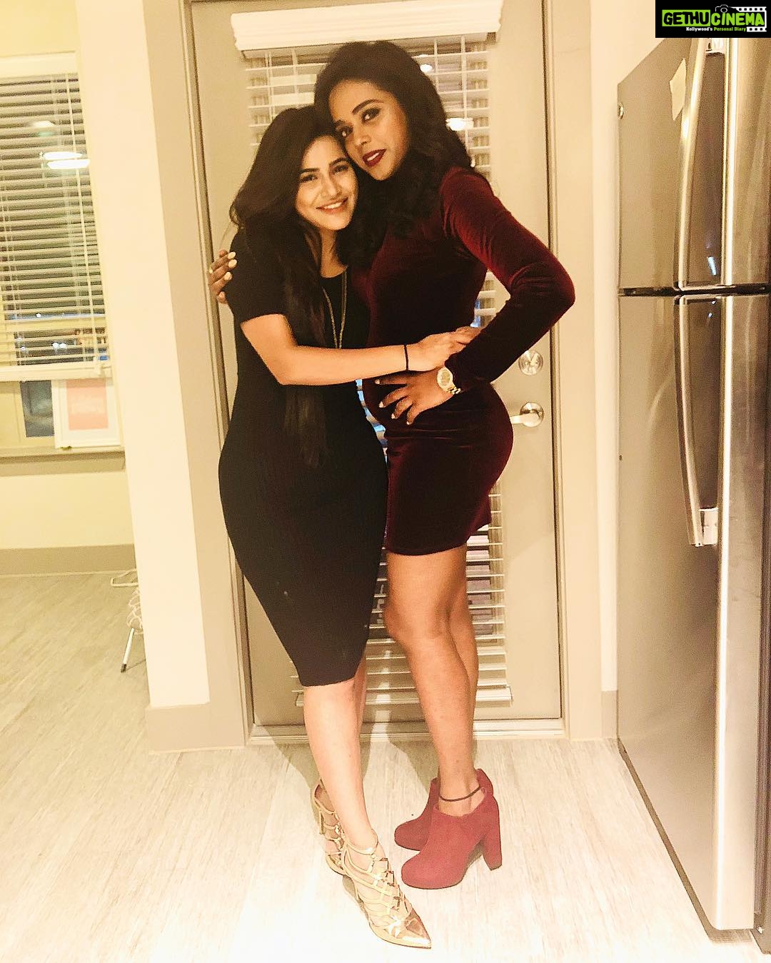 Ashu Reddy Instagram - Probably my first picture in 2018❤️ I love you forever thanks for making my new year special @malvikasanthoshi 🔥❤️ #jagermeister #2018 #Ashureddy