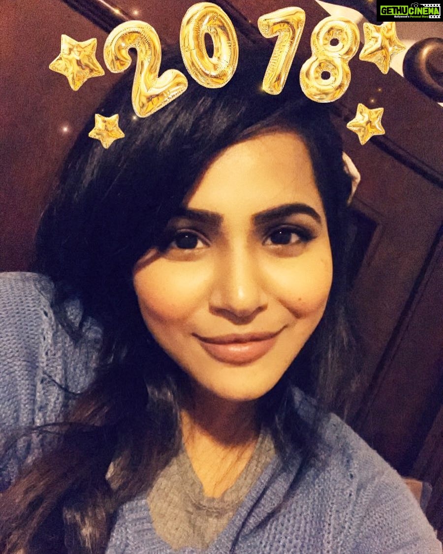 Ashu Reddy Instagram - Dear fucking 2018, please bring JOY and PEACE. 🔥🙏🏻❤️ #stillhopingforamiracle #2017ends