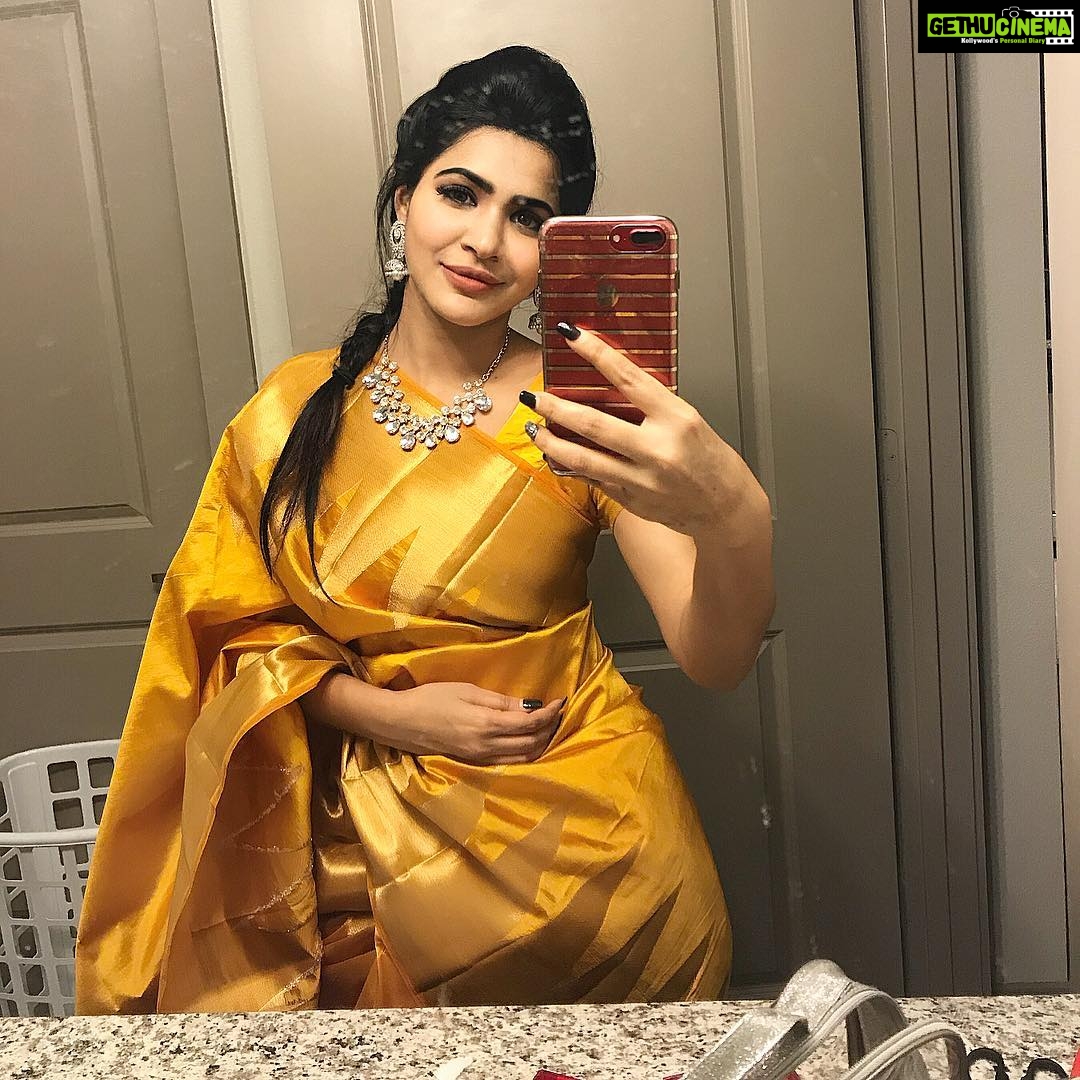 Ashu Reddy Instagram - Amma pelli saree!💛❤️ #beautifulmemory 🌹 •1988 to 2017 and forever•