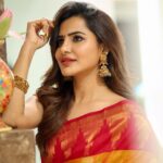 Ashu Reddy Instagram - Devotion is when you hold the well-being of others above your own ~ Sadhguru🍀♥️ #ashureddy #fridaynight #varalakshmipooja 🎉 #begood #dogood @naveen_photography_official 🫶🏻