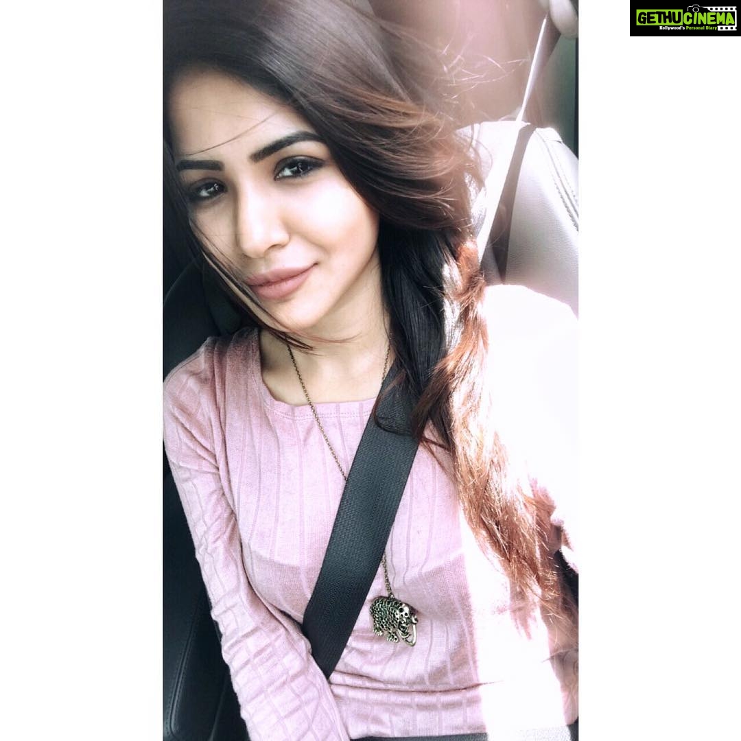Ashu Reddy Instagram - Deep smiles hide tears 🌹 #justabeautifulquote #lifeincolor 🎈😊