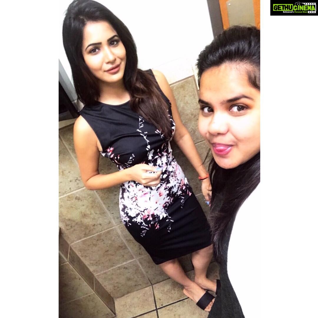 Ashu Reddy Instagram - My support system from the beginning❤️ Thank you is a small word, but yes I love you the most 💁🏻🎈🎉#sisterfeels😘❤️ @divvik #thankful🔶🎶🌹