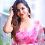Ashu Reddy Instagram - Neelakasam🌹 #ashureddy #reels #feelsgood #pinksaree 🐾 @joshapp.telugu @officialjoshapp