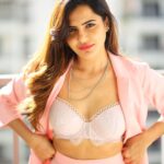 Ashu Reddy Instagram - I'm a rose dipped in gold ⭐️🌹 #ashureddy #rosegold #lookandfeel @naveen_photography_official 🙋🏻‍♀️
