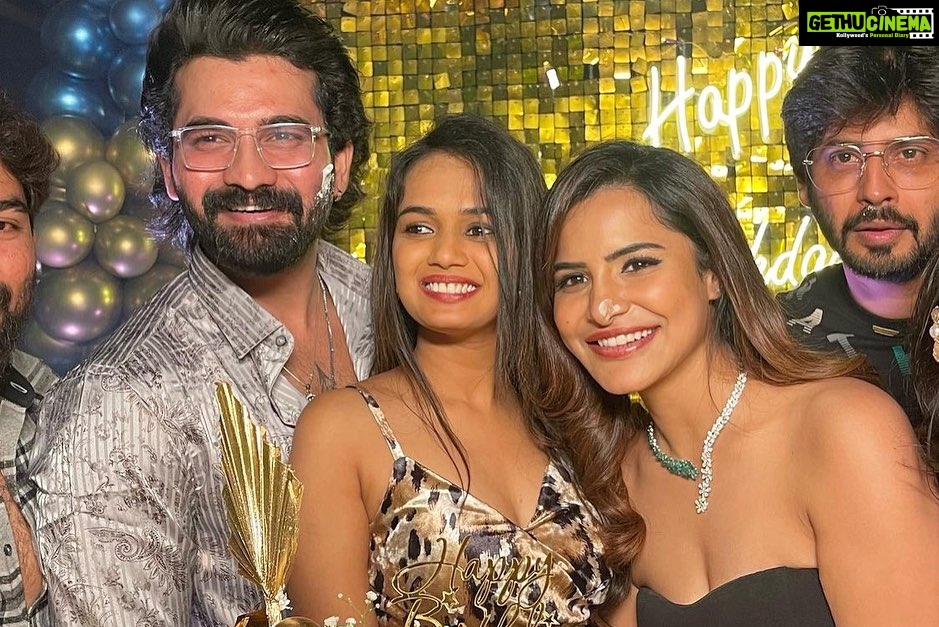 Ashu Reddy Instagram - #AAA ... My heart is so full ♥️ Best Birthday I've ever had..!! 🥳🧿 #ashureddy #birthday2022 #besttimesofmylife #reunion
