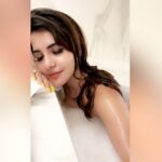 Ashu Reddy Instagram - Happiness is a looongg tub bath 🫠 🛁 🚿 #ashureddy #pleasantdreams #showerthoughts #savewater💧 ♥️
