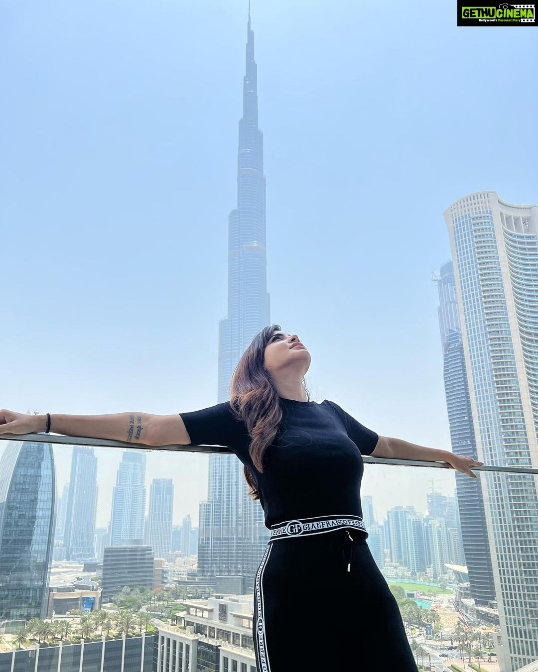 Ashu Reddy Instagram - No one can love you better, so love yourself 🫠♥️ #ashureddy #selflove #imthevibe 😎💥🍕 Address Sky View