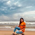 Ashu Reddy Instagram - Entha nuvu nannu titukunna 🫠♥️🤗 #ashureddy #reelitfeelit #beachfeels🌴🐚☀️