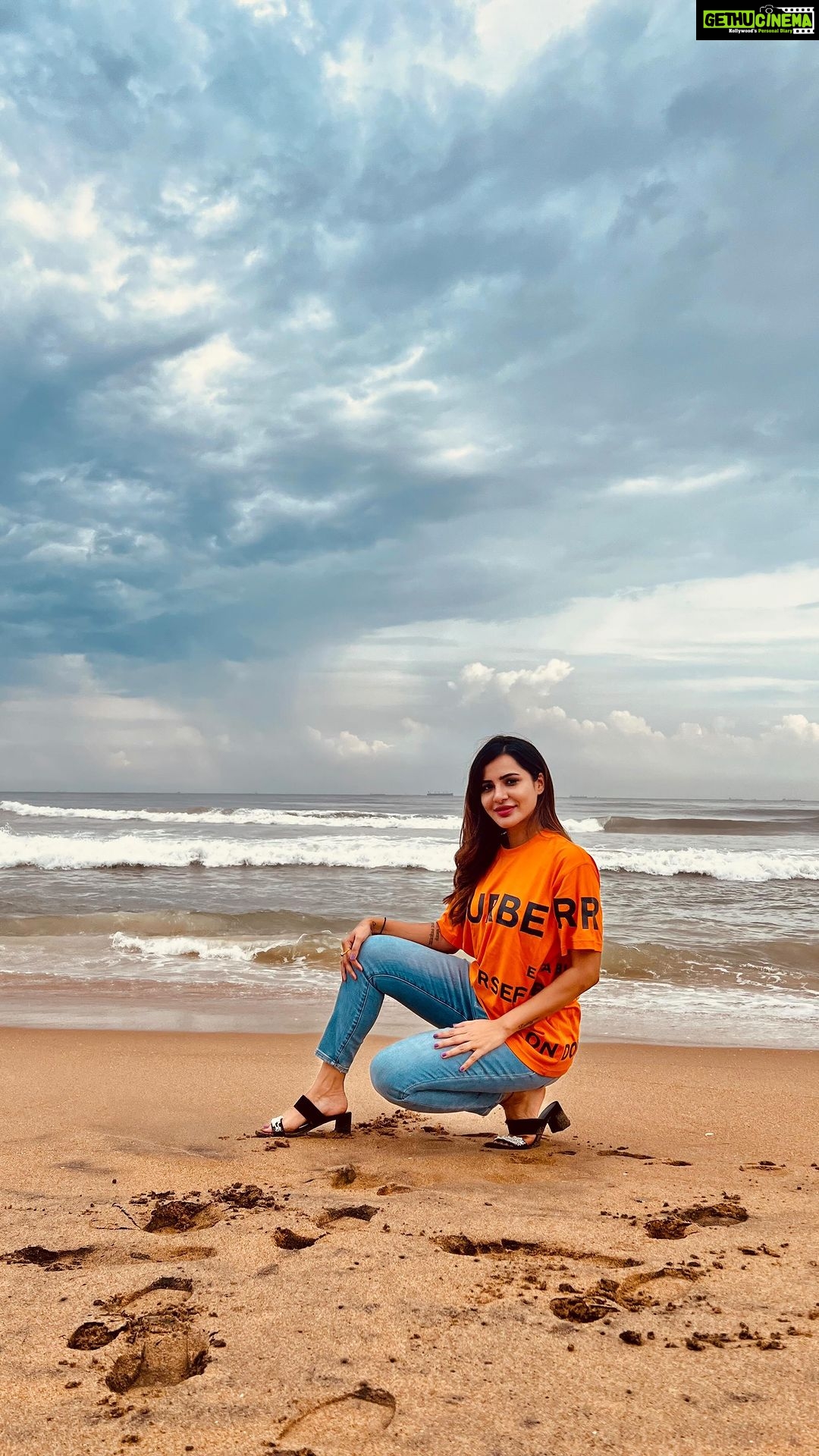 Ashu Reddy Instagram - Entha nuvu nannu titukunna 🫠♥️🤗 #ashureddy #reelitfeelit #beachfeels🌴🐚☀️