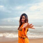 Ashu Reddy Instagram - Can't keep my hands to myself 🫠♥️ #ashureddy #beachvibes #feelalive #positivity Vizag - The City Of Destiny